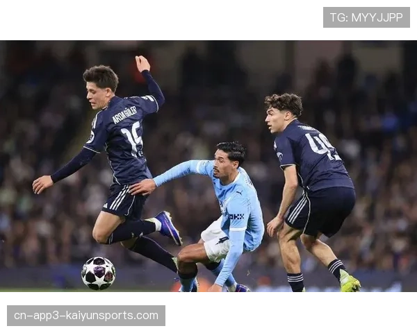 切尔西训练基地消息：球队近日重点演练了针对曼城后场出球的压迫陷阱